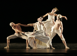 LA BIENNALE DANZA CATTURA EMOZIONI